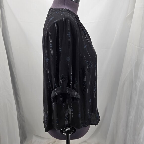 810-47 Torrid Black Geometric Arrow Print V-Neck Top Size 0 (Large 12) - Picture 4 of 10